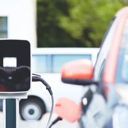 Elektro-Auto an einer Ladesäule