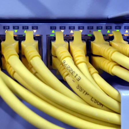 Eingerüstetes Haus ohne Fassadenputz fertig zur Rohbauinstallation